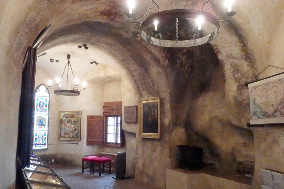 cesky-krumlov-castle-museum-stone-walls