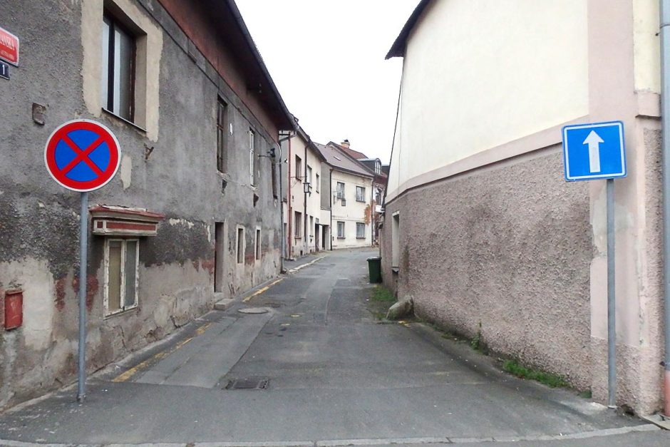 conflicting-street-signs-in-kutna-hora