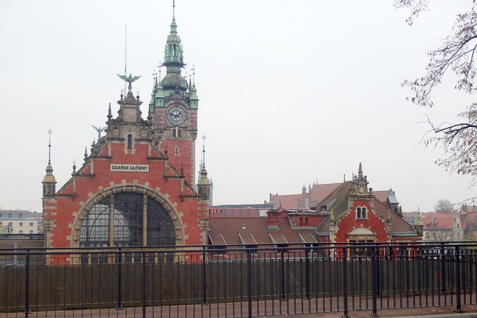 gdansk-glowny-station-building-cloudy-day