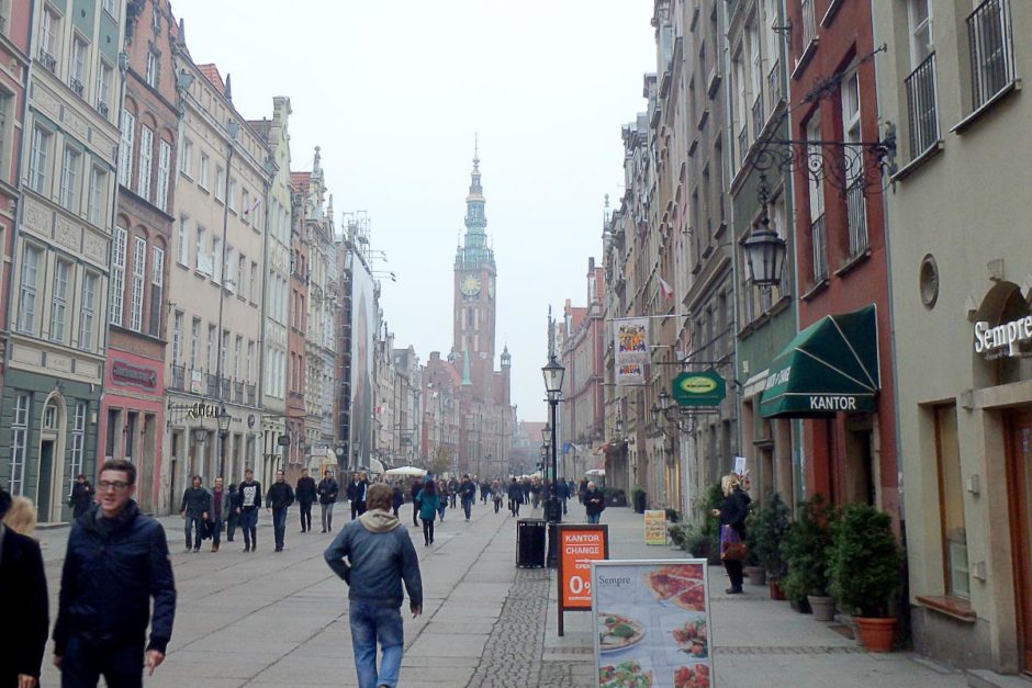 gdansk-old-town-street-afternoon-cloudy