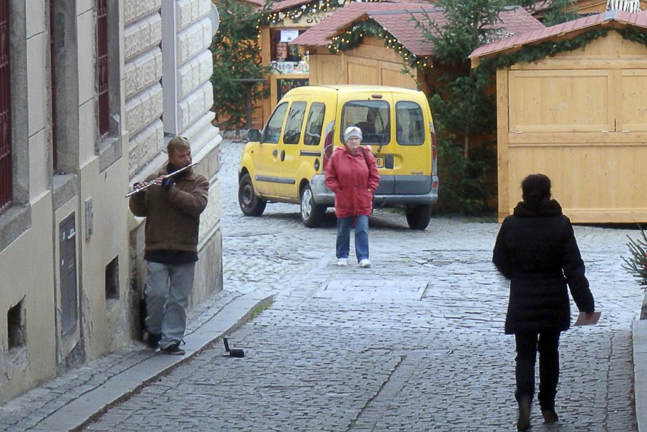 guy-playing-flute-cesky-krumlov-alley