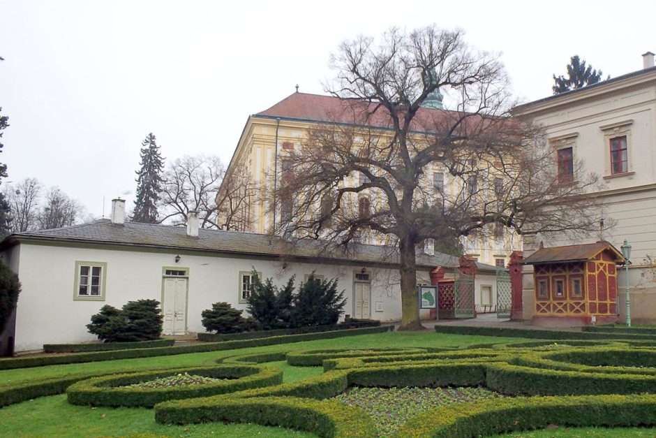 hedges-and-bare-tree-kromeriz-gardens-entrance