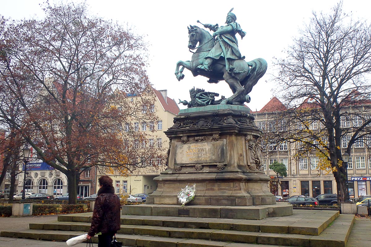 horse-statue-gdansk-circle-woman-walking