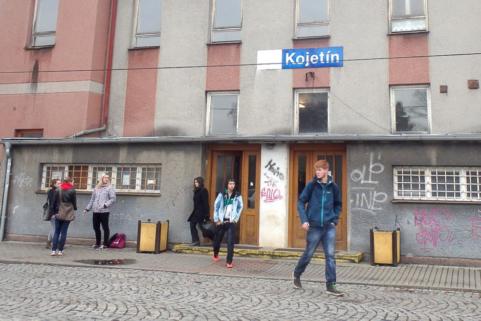 kojetin-people-outside-station