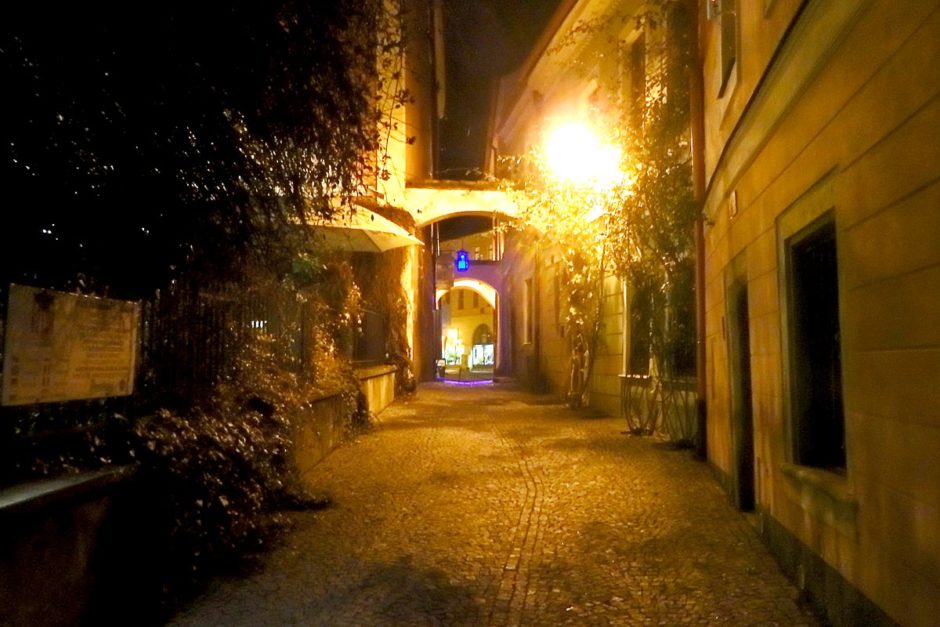 kutna-hora-alley-night-yellow-light-buildings