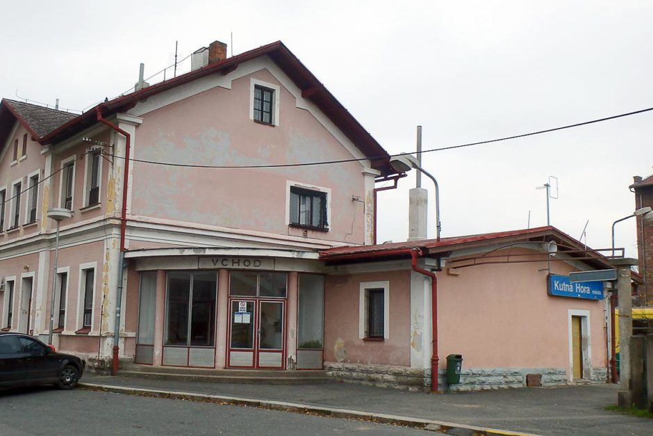 kutna-hora-mesto-train-station-morning