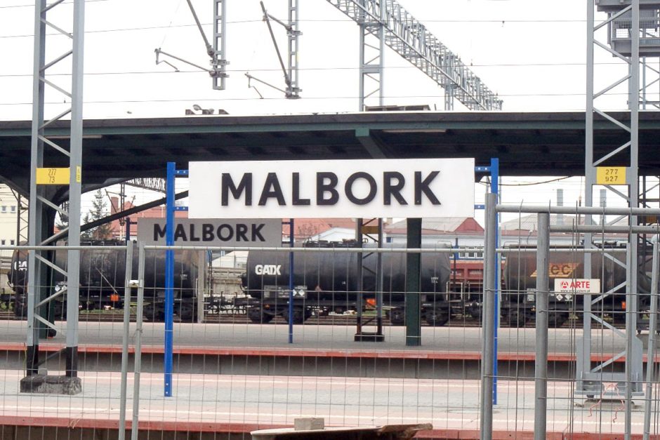 malbork-train-station-platform-signs