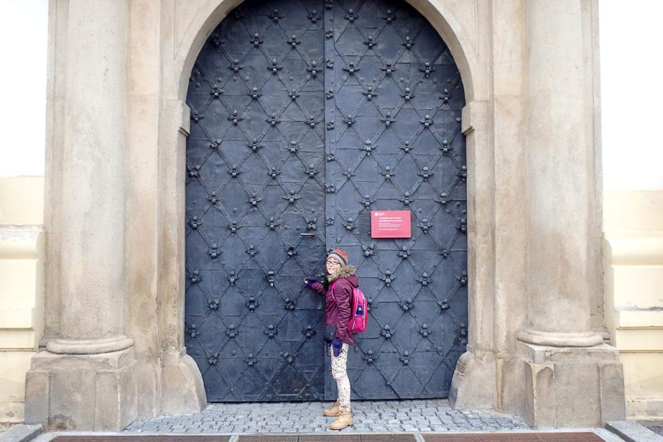 masayo-at-closed-archbishop-chateau-door-kromeriz