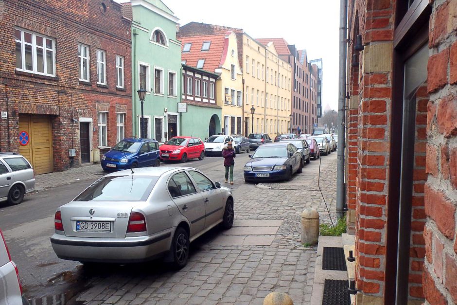 masayo-walking-gdansk-alley-street