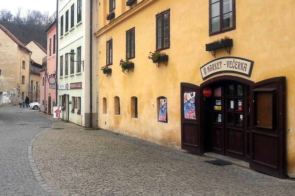 minimarket-vecerka-cesky-krumlov-street-outside