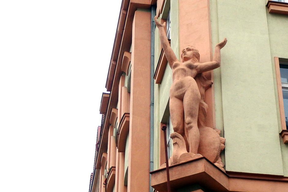naked-woman-statue-building-prague-apartment