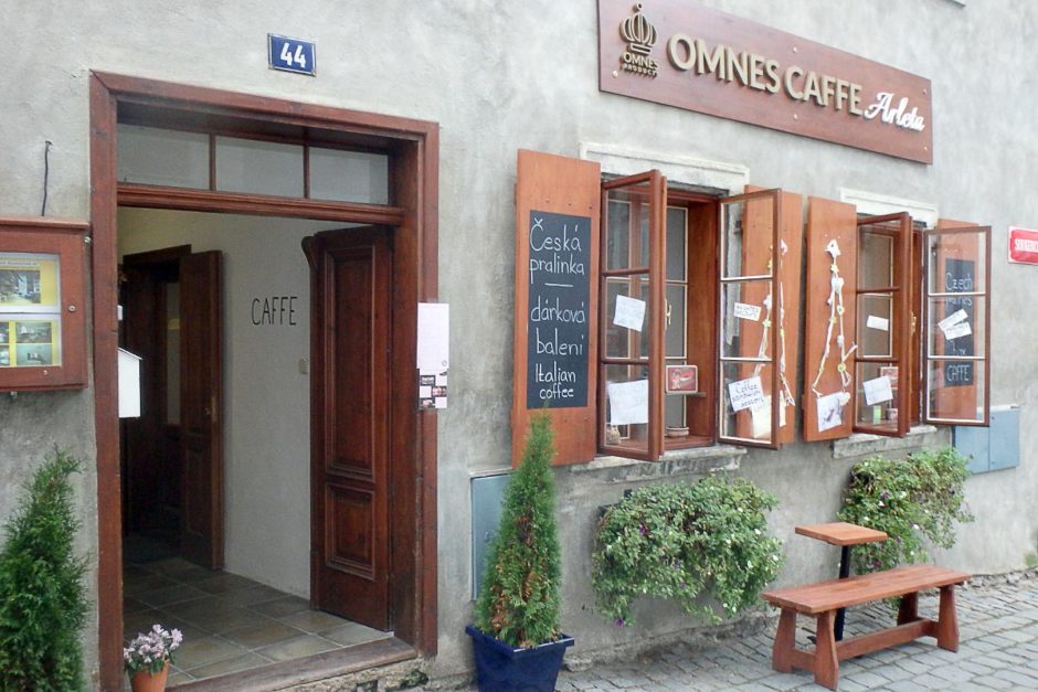 omnes-caffe-arleta-cafe-cesky-krumlov-entrance