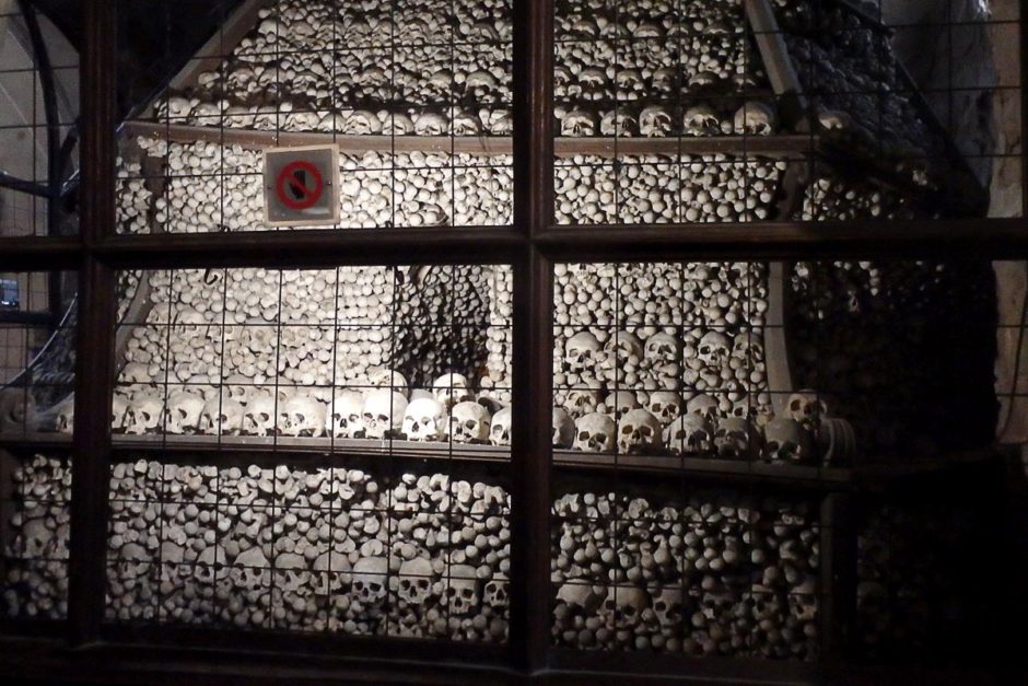 skulls-in-case-kutna-hora-church-screen