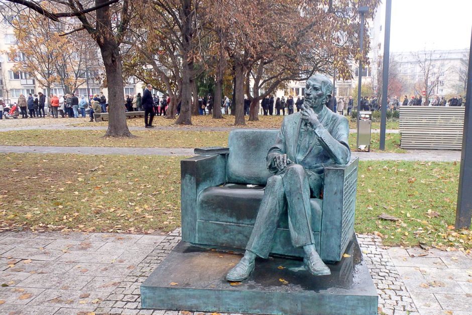 statue-man-sofa-history-jews-warsaw-museum-plaza