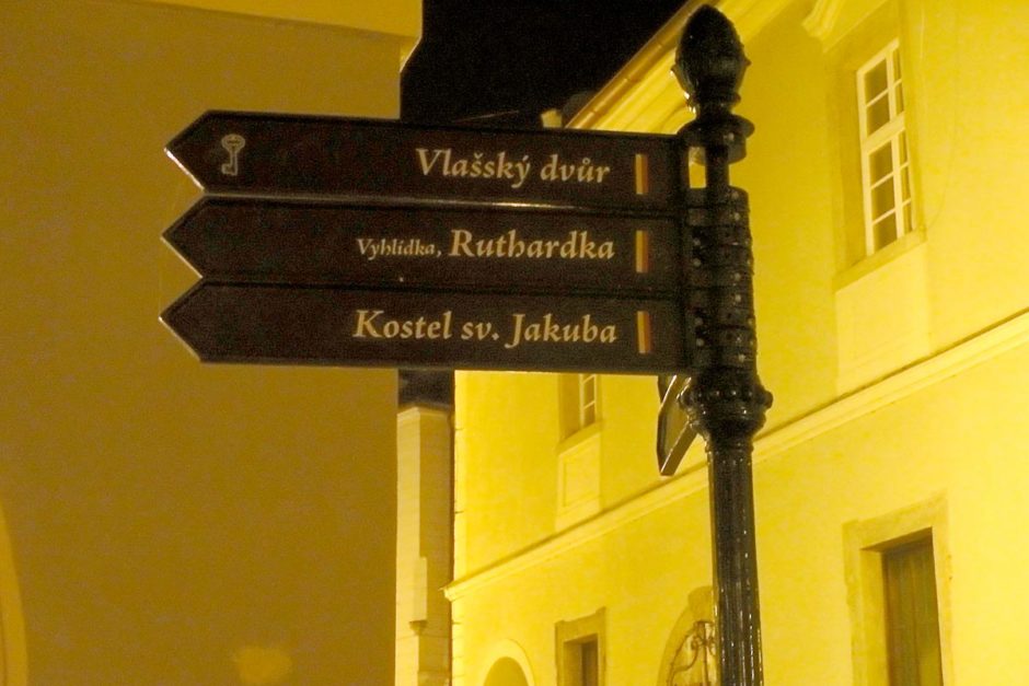 street-sign-yellow-night-kutna-hora