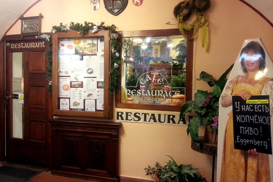 u-hroznu-cesky-krumlov-restaurant-window
