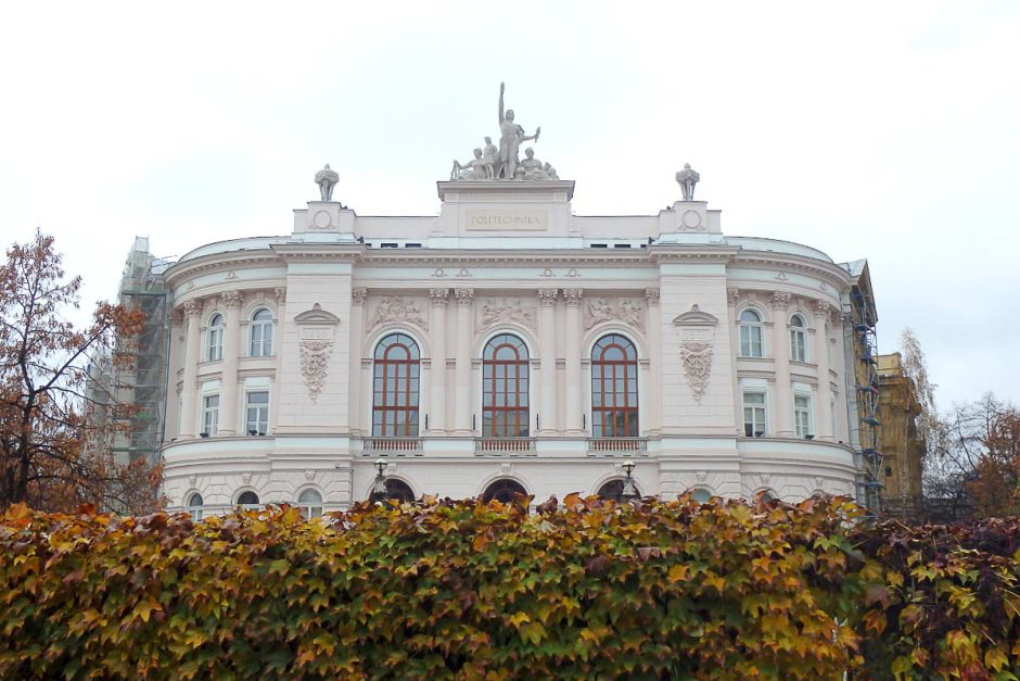 warsaw-polytechnika-building-trees-leaves