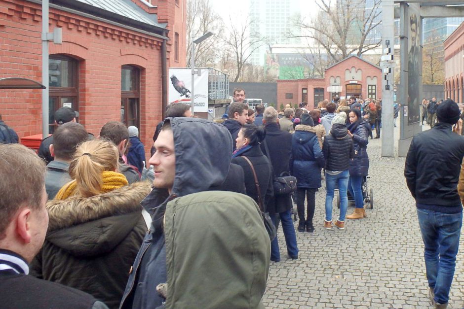 warsaw-rising-museum-line-people-waiting-tickets