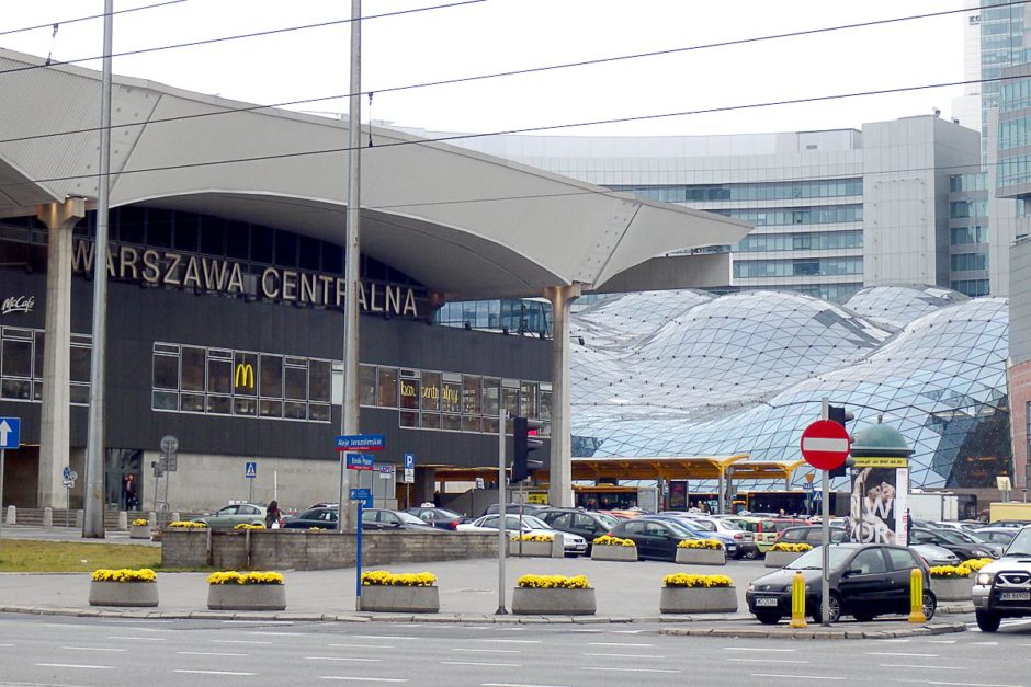 warszawa-centralna-weird-glass-building-scene