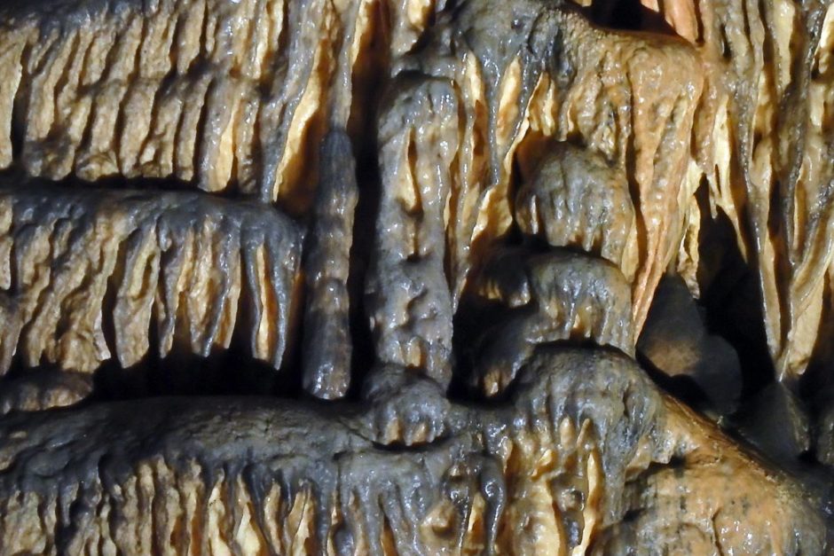 aggtelek-wet-rocks-cave-closeup