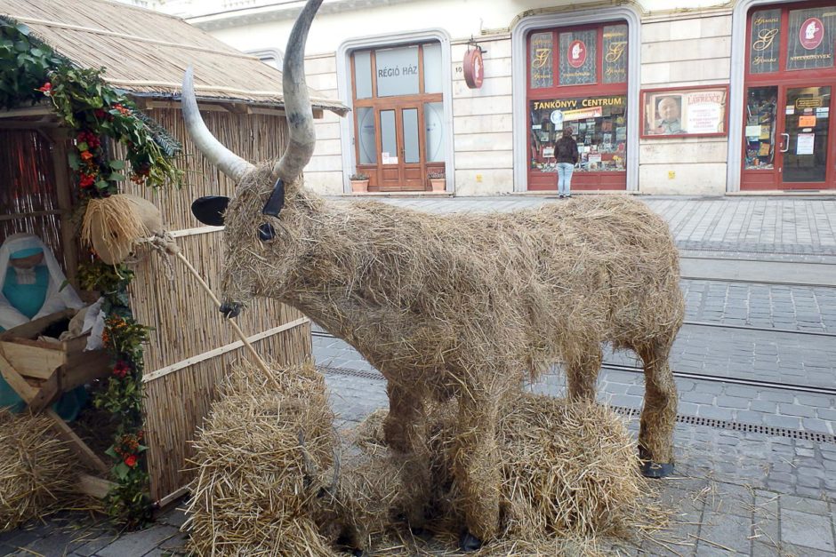 animal-straw-statue-miskolc-street-christmas