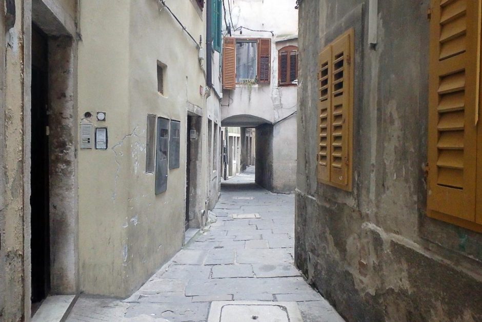 buildings-alley-arch-piran-slovenia