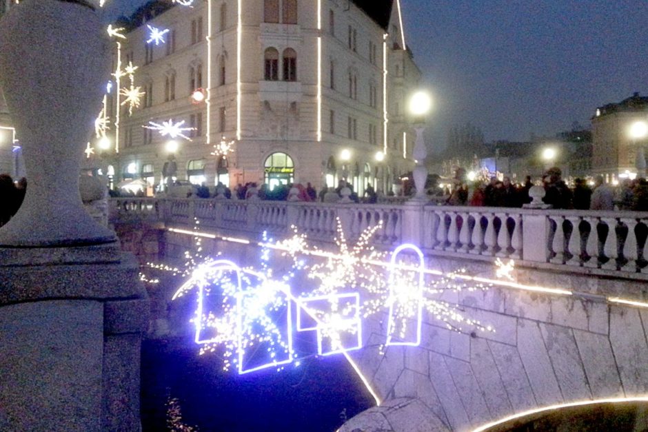 christmas-lights-ljubljana-bridge-night-crowd