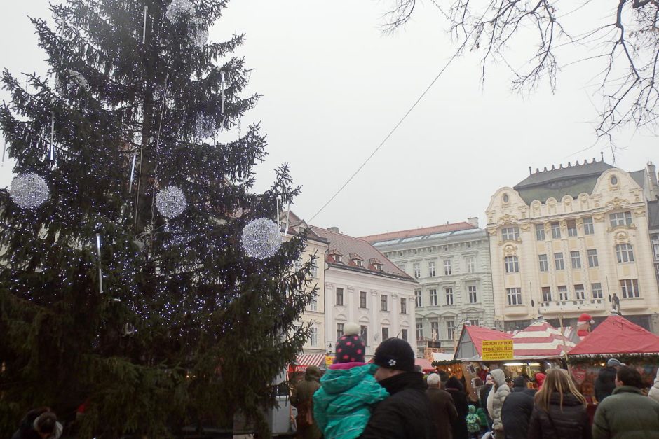christmas-tree-crowds-buildings-bratislava