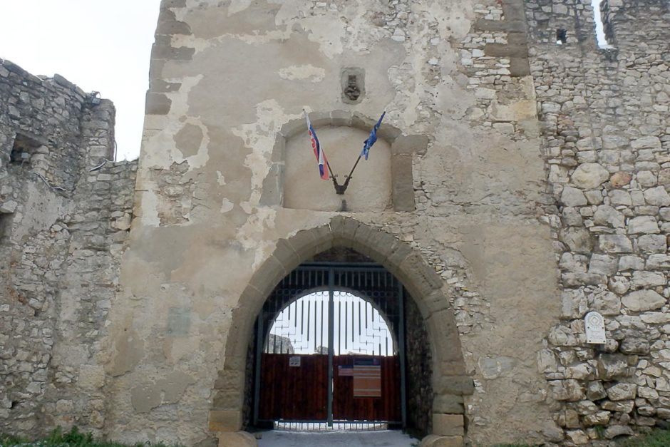 closed-entrance-flags-spis-castle-door