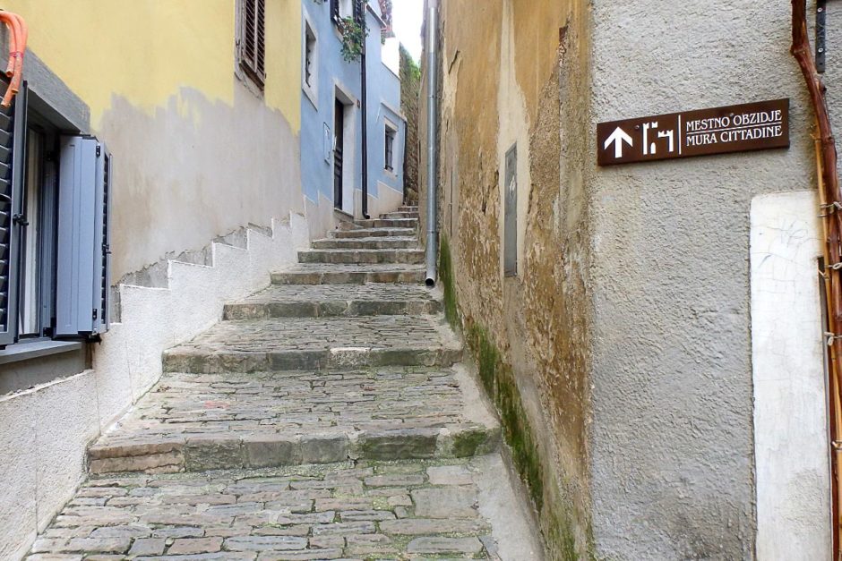 colorful-piran-stairs-alley-buildings