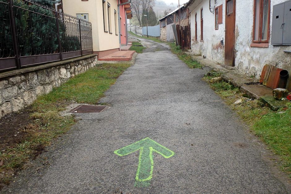 green-arrow-spis-castle-path-town