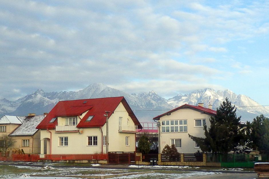 houses-distant-snowy-mountains-poprad-slovakia