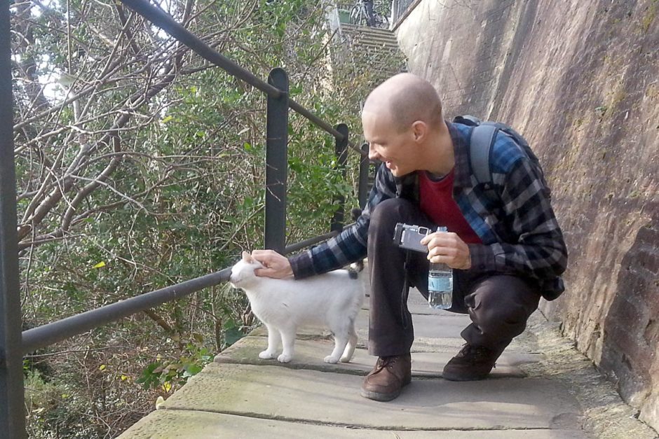 jeremy-petting-cat-ptuj-castle-steps