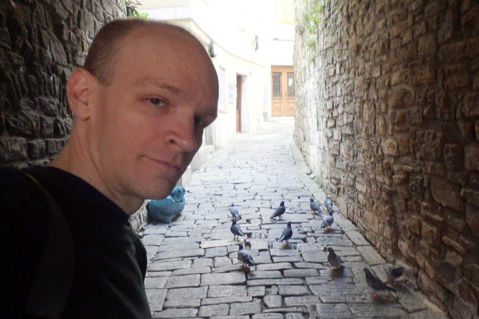 jeremy-pigeons-cobblestone-street-piran