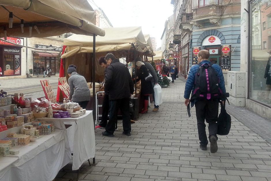 jeremy-walking-miskolc-street-vendor
