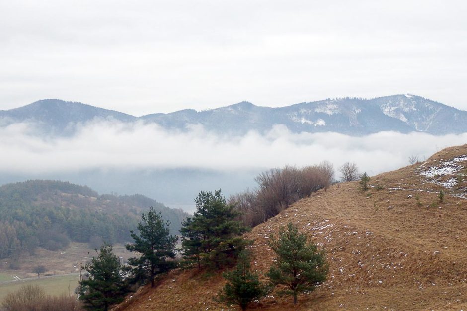 misty-mountains-hillside-grass-spis-castle-view