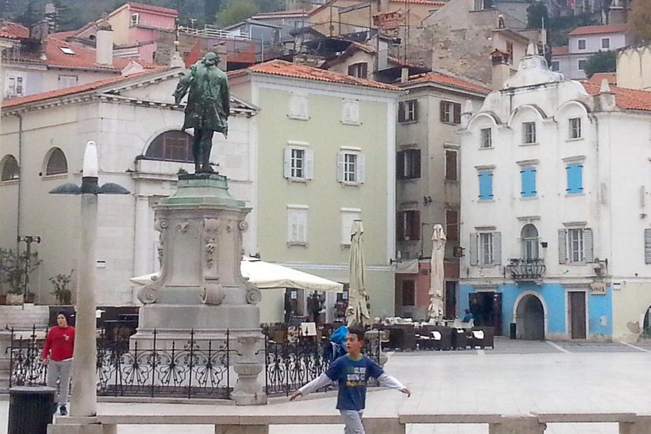 piran-town-square-people-statue-closeup