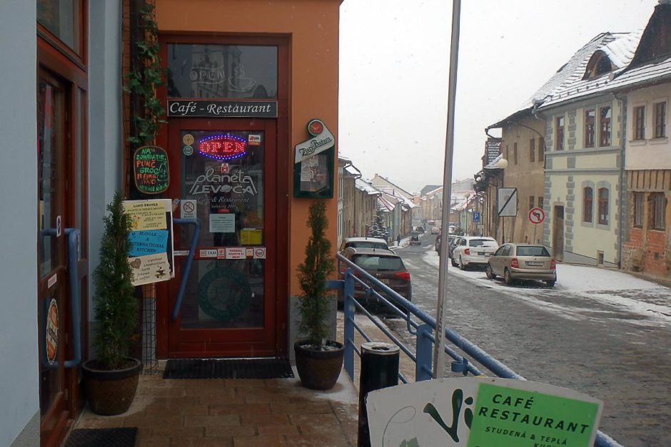 planeta-levoca-cafe-entrance-street