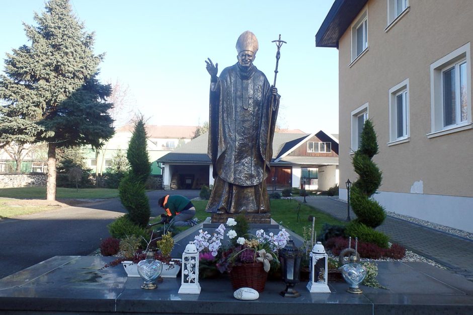 pope-john-paul-ii-statue-snina-slovakia