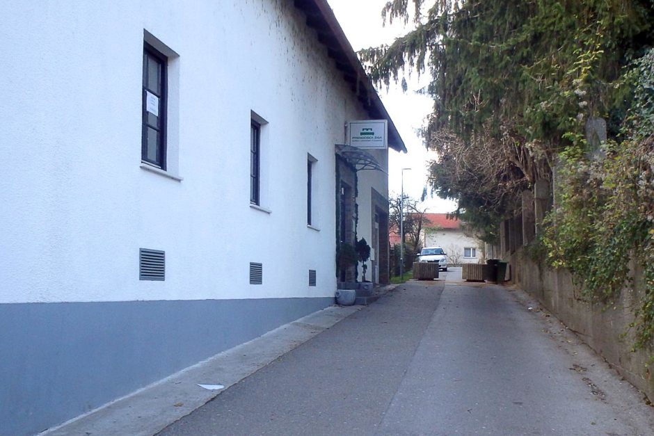 prenocisca-ziga-ptuj-bed-breakfast-outside-entrance-alley