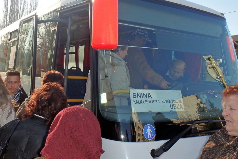 snina-kalna-roztoka-bus-crowd