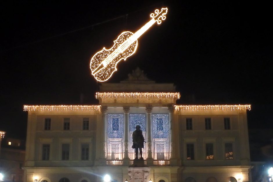 statue-night-piran-slovenia-christmas-lights-guitar