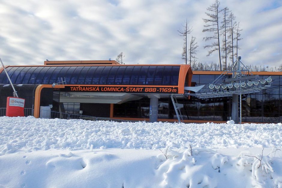 tatranska-lomnica-start-cable-car-station-snow