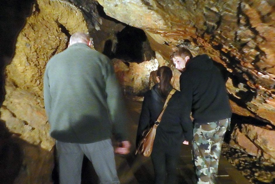 tour-guide-and-couple-aggtelek-cave-system