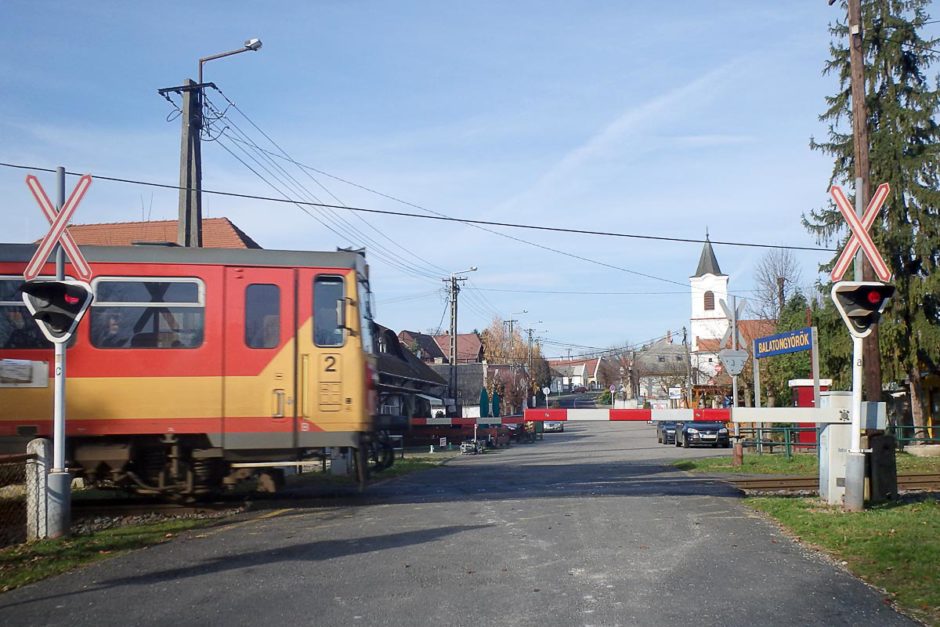 train-arriving-crossing-balatongyorok-daytime