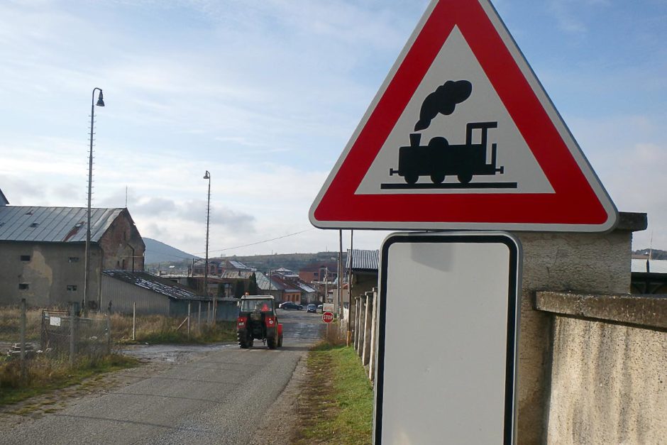 train-crossing-sign-tractor-spissky-podhradie