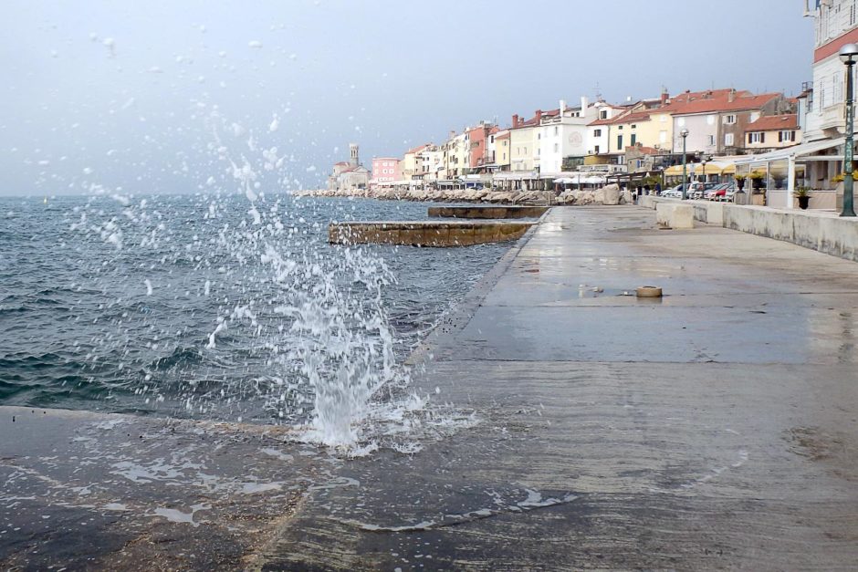 water-splashing-piran-harbor-buildings