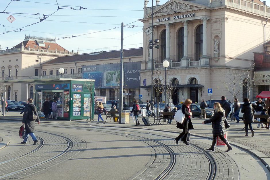 glavni-kolodvor-building-zagreb-tram-line-people