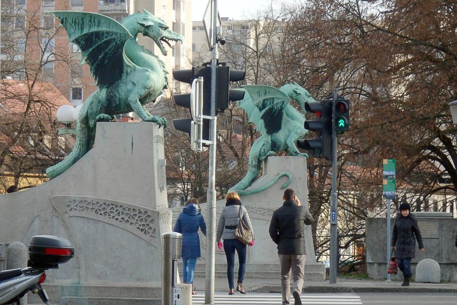 ljubljana-dragon-bridge-pedestrians-side-view