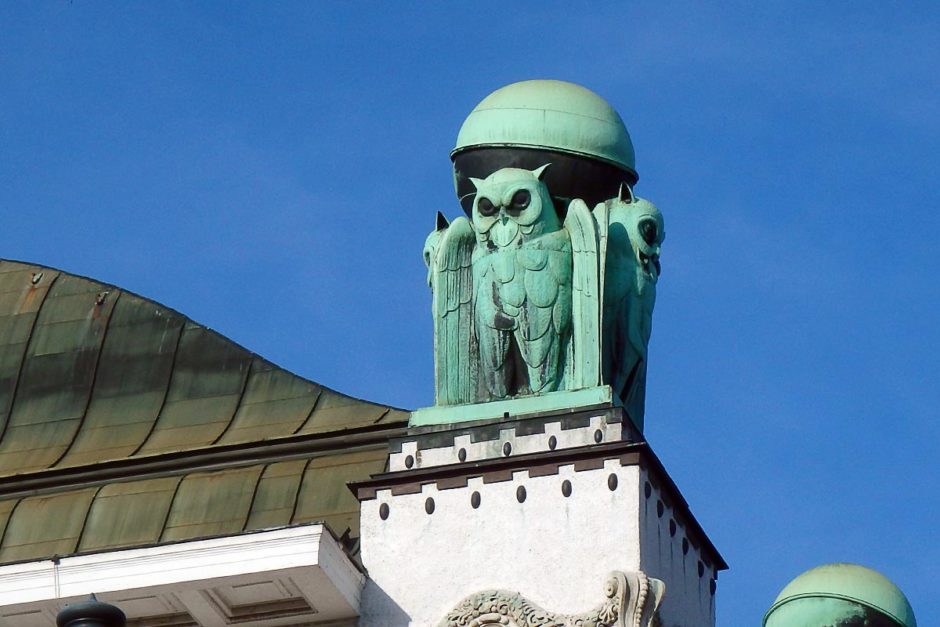 zagreb-building-top-owls-statues